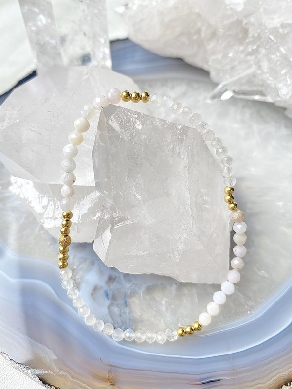 Armband mit weißem Mondstein und hellem Opal