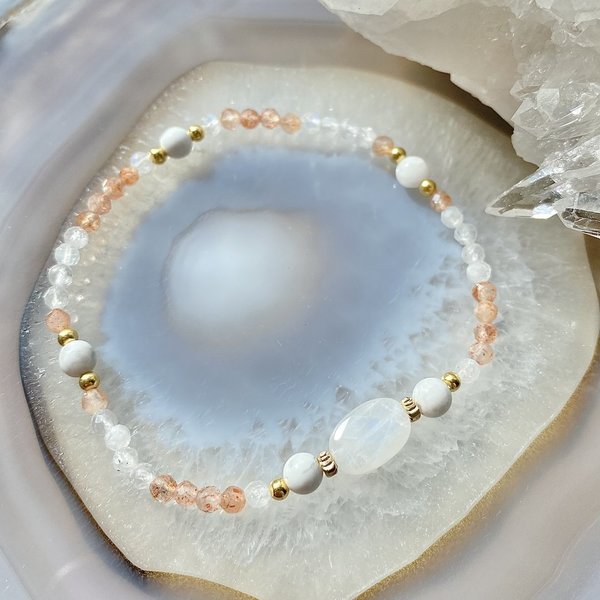 Filigranes Armband mit weißem Mondstein, Sonnenstein und Magnesit